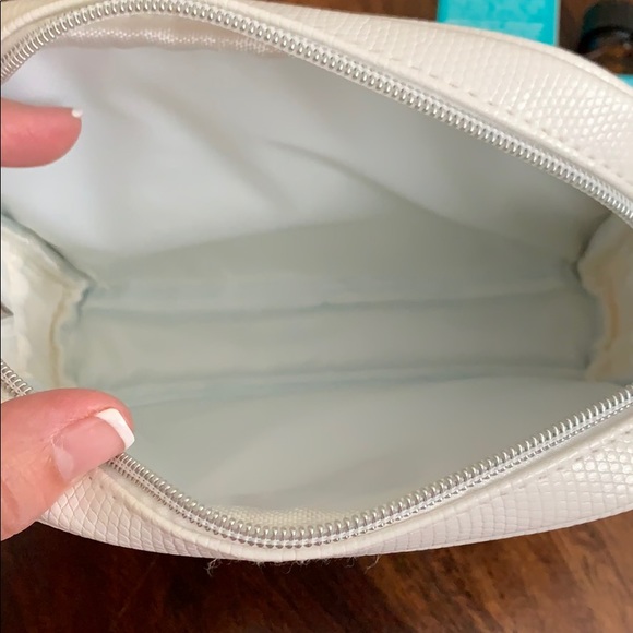 Best offer!! NEW Moroccanoil with Cosmetic Makeup Bag! Only best offers🤩 - Picture 7 of 7